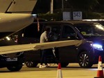 HLV tuyển Bồ Đào Nha chạy ra sân bay níu kéo Ronaldo như phim