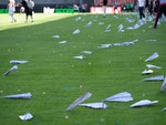 Trận đấu ở La Liga bị hủy vì... máy bay giấy