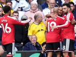 Man Utd sa sút, cầu thủ 'quy tội'… máy quay phim tài liệu
