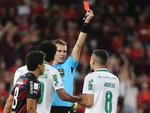 Cầu thủ Brazil nhận thẻ đỏ vì đá quả bóng từ khán đài rơi xuống