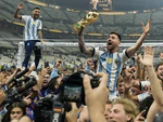 Đấu giá chiếc cúp mượn trong bài đăng 74 triệu like của Messi