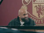 Chân sút Mbeumo lướt phím piano khiến fan Man Utd ngất ngây