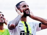 Cầu thủ từ chối vào phòng thay đồ ở CAF Champions League vì... quá hôi