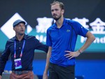 Medvedev bị loại ngay lập tức ở trận gặp Djokovic vì cú đánh bóng tai hại