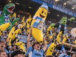 CĐV Man City sẽ mang cả ‘vườn chuối’ đến Anfield