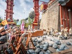 Khách du lịch 'xuyên không', nhập vai 'đánh trận' như thật