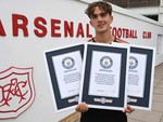 Sao trẻ Arsenal nhận một lúc 3 kỷ lục Guinness