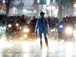 Vì sao cứ buổi chiều tối trời hay mưa?