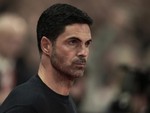 Arteta phá tan văn phòng Arsenal, cho nhân viên 2 phút dọn dẹp!