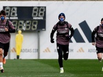 Lý do cầu thủ Real Madrid đeo mặt nạ khi tập luyện