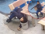 Thanh niên say thuốc lào, ngồi ngã cắm đầu vào thùng rác