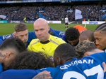 Kỳ lạ: Trọng tài đứng giữa vòng hội ý của cầu thủ Chelsea