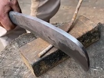 Thợ rèn quê một cục khi quảng cáo dao chặt thép
