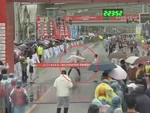 VĐV marathon Trung Quốc suýt mất chức vô địch vì trọng tài cản đường