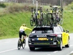 Đội đua xe đạp hàng đầu thế giới xin lỗi vì để ôtô kéo VĐV