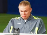 Biểu cảm hài hước của Haaland khi chạm mặt CĐV Man Utd