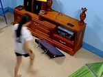 Bé gái hú hồn khi sút bóng làm đổ tivi