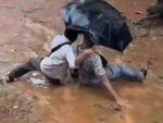Hai thanh niên ngã dập mông vì đoạn đường trơn trượt