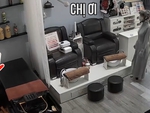 Nữ nhân viên trốn khi đến giờ nghỉ trưa mà khách còn vào