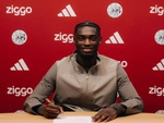 Jorthy Mokio 'đứt' liên lạc với gia đình vì gia hạn hợp đồng ở Ajax