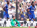 Thủ môn Chelsea bị tố nằm sân ‘câu giờ’ để đồng đội nghe chỉ đạo
