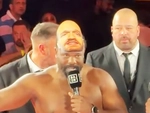 Võ sĩ Chisora đeo mặt nạ Tyson Fury đi cân để cà khịa đối thủ