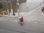 Màn ôm cua xe đạp 'cực khét' đi vào lòng ao