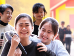 Cô bé bật khóc hạnh phúc khi nhận được tấm bảng thưởng có giá trị cao