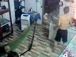 Chồng nhanh trí giúp vợ tắt bếp gas vì xào rau lửa to làm cháy chảo