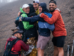 Nhóm runner dùng 'cái ôm sinh tồn' cứu đối thủ giữa núi lạnh Transvulcania