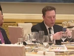 Tỉ phú Elon Musk - người giàu nhất hành tinh, dùng điện thoại gì?