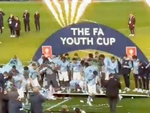 U18 Man City mừng vô địch đến sập pa nô bục trao cúp