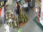 Cô gái 'ngã dập mông' vào đống sầu riêng
