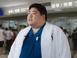 Nam bác sĩ stress vì 'chiếm quá nhiều diện tích' trong phòng mổ