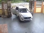 Nữ tài xế lùi ô tô va vào cổng sắt vì quên đóng cửa xe