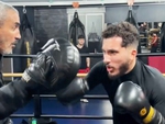Tiền vệ Cherki gây sốt với cú đấm trong phòng tập boxing