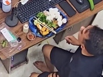Thanh niên 'não cá vàng' đi tìm điện thoại ngay trước mặt