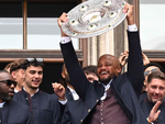 HLV của Bayern Munich đi ăn mừng nhưng để quên cúp vô địch ở trong bếp