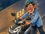 Người đàn ông bị xe máy 'giáo huấn' về xăng E10