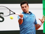 Tay vợt Roland Garros xin dừng trận vì bị 'Tào Tháo rượt'