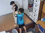 Hai cậu con trai cẩn thận chuẩn bị 'áo giáp' khi nghe tin mẹ sắp đi họp phụ huynh về