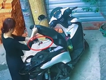 Cô gái ném chìa khóa vào cốp xe rồi thản nhiên đóng nắp cực dứt khoát