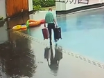 Ông chú ướt sũng vì chiếc hồ bơi bỗng dưng xuất hiện