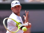 Tay vợt Roland Garros sững sờ bị HLV nhắn tin chia tay rồi chặn số