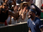 Vui quá mất vợt, Tiafoe phải lên mạng 'cầu cứu' ở Roland Garros