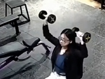 Người đẹp đi tập gym bị PT nhắc nhở vì luộm thuộm
