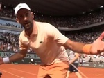 Djokovic cáu gắt với cameraman rồi thua ngược khó tin ở Roland Garros
