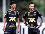 Neymar mất bình tĩnh vì pha rê bóng của con trai Robinho