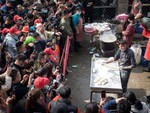 Chú bán mì 'né' mạng xã hội, quá kinh hãi khi trở thành... idol
