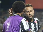 Giữa lúc bị tố tát khi tập, Neymar lại 'vỗ má' Robinho Jr trên sân